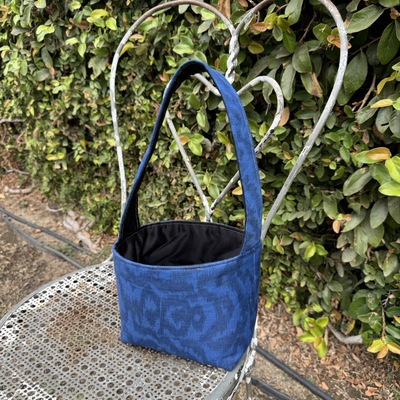 Square-bottom takeout bags: blues