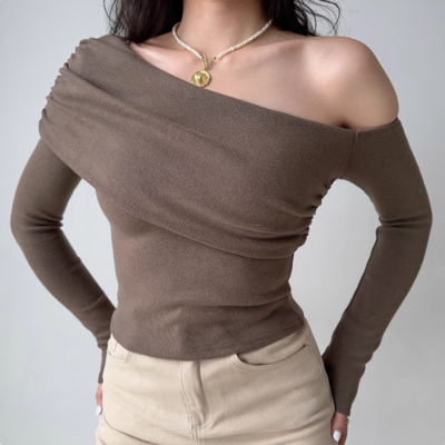 Off-shoulder long-sleeved t-shirt with slanted neckline