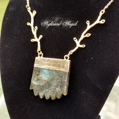 Gaia's heart (labradorite necklace)